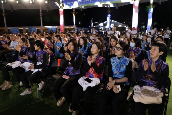 第三届中国女子围棋名人战本赛32棋手悉数亮相开幕式。人民网记者 李乃妍摄