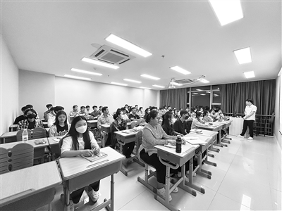 柬华应用科技大学是南京工业职业技术大学与柬埔寨柬华理事总会合作共建的中国职业教育第一所海外应用技术大学。图为柬华应用科技大学课堂。 受访单位供图